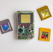 game boy color tranparente com 3 jogos